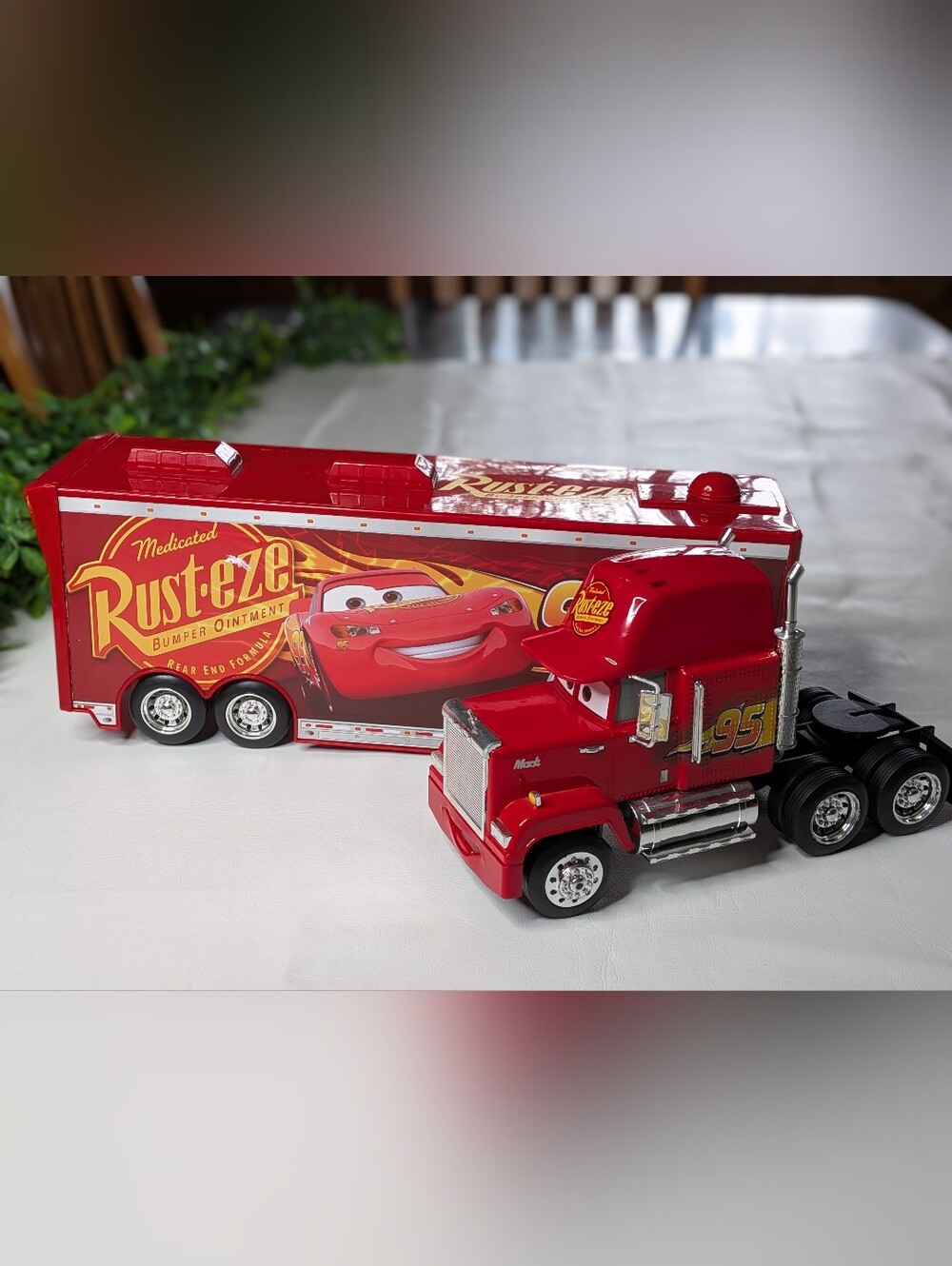 Jada Toys Pixar Mac 1/24 Scale Hauler Truck And Trailer